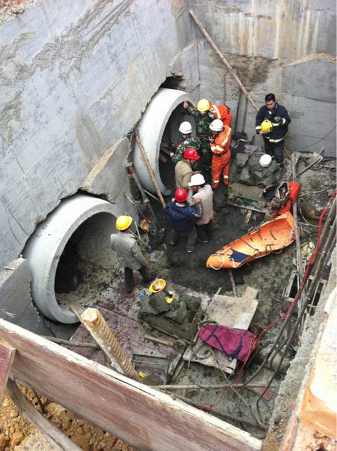 南宁市政污水管线工程塌方 3人被困