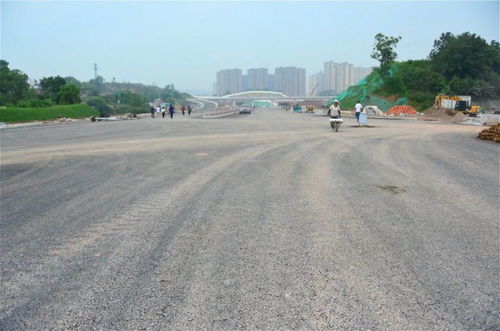 进入施工后期 泸州高铁站周边配套市政道路,正逐层铺设沥青路面