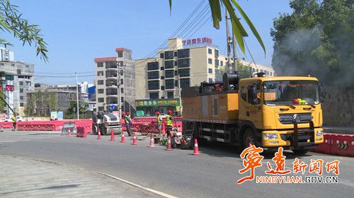 宁远 战高温忙施工 市政维护不停步